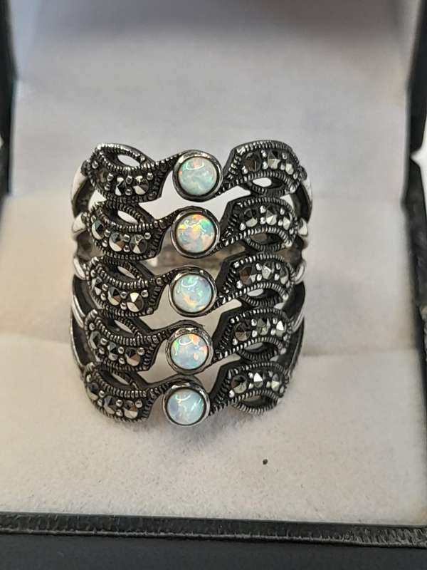 Antique ladies ring with 5 opal stones and cubic zirconias Size: N.5