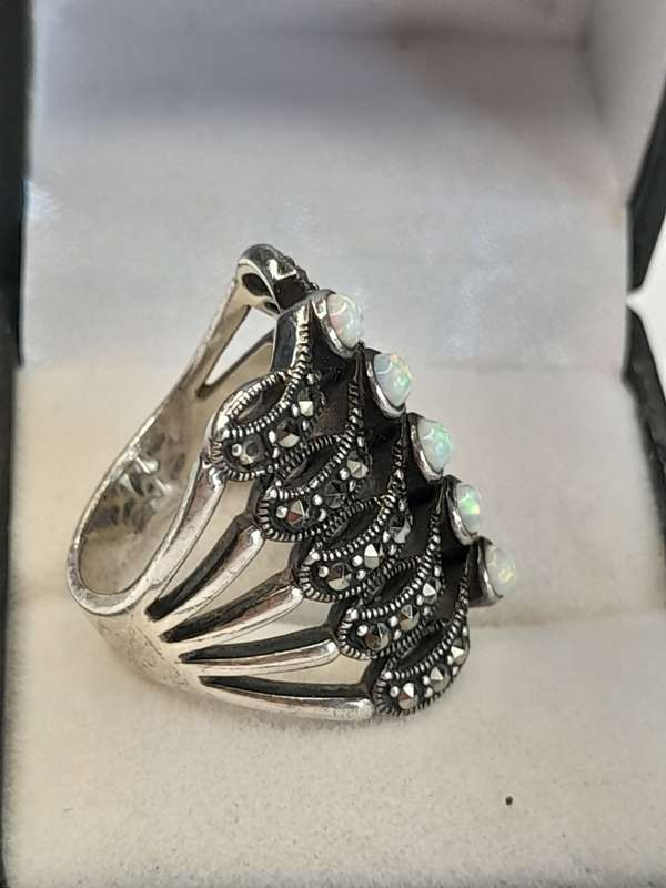Antique ladies ring with 5 opal stones and cubic zirconias Size: N.5