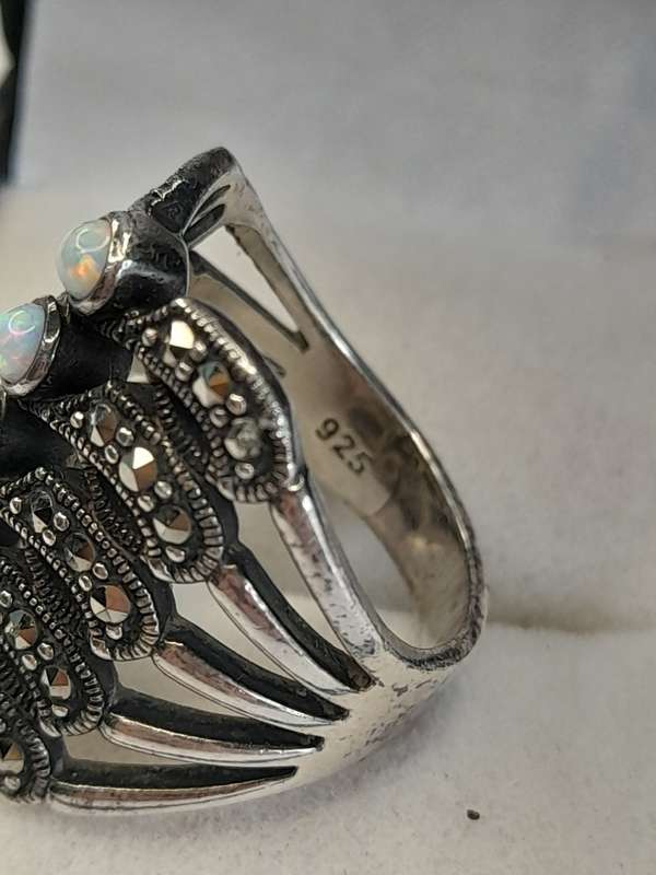 Antique ladies ring with 5 opal stones and cubic zirconias Size: N.5