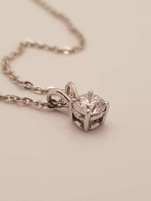 18ct Gold Ladies Diamond pendant and Chain - PRE-OWNED
