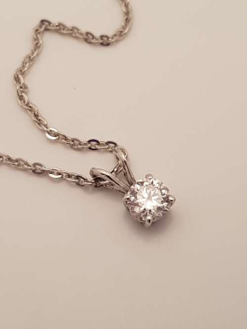 18ct Gold Ladies Diamond pendant and Chain - PRE-OWNED