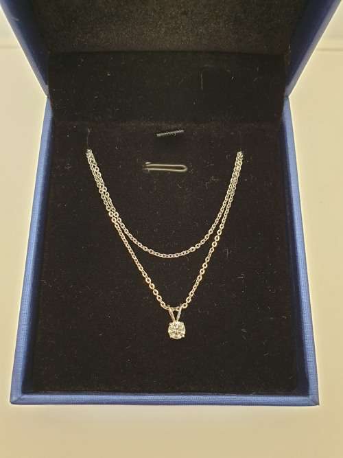 18ct Gold Ladies Diamond pendant and Chain - PRE-OWNED