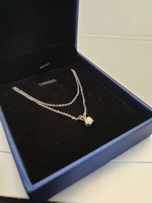 18ct Gold Ladies Diamond pendant and Chain - PRE-OWNED