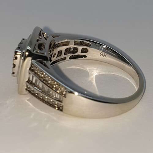 SPECTACULAR 9ct White Gold Diamond Ring - PRE-OWNED