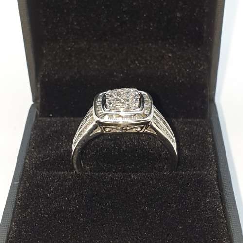 SPECTACULAR 9ct White Gold Diamond Ring - PRE-OWNED