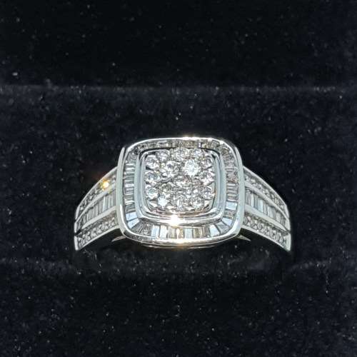 SPECTACULAR 9ct White Gold Diamond Ring - PRE-OWNED