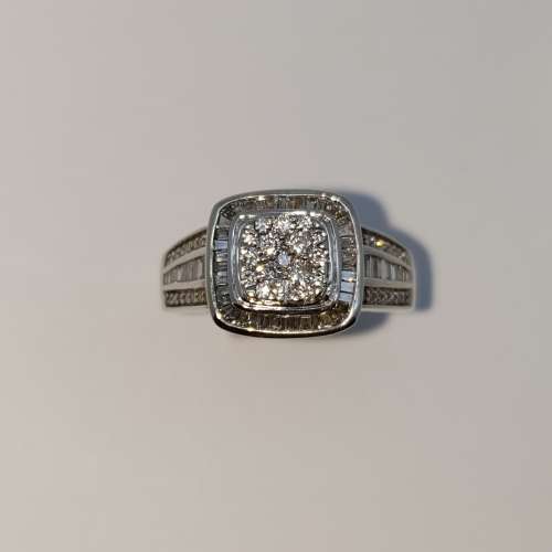 SPECTACULAR 9ct White Gold Diamond Ring - PRE-OWNED