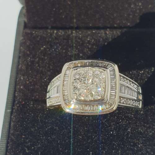 SPECTACULAR 9ct White Gold Diamond Ring - PRE-OWNED