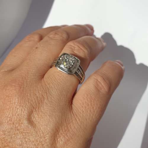 SPECTACULAR 9ct White Gold Diamond Ring - PRE-OWNED