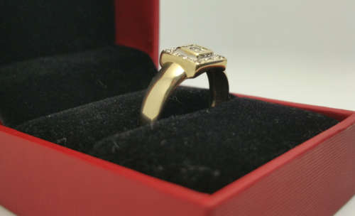 9ct Yellow Gold Diamond Ring - Pre-owned