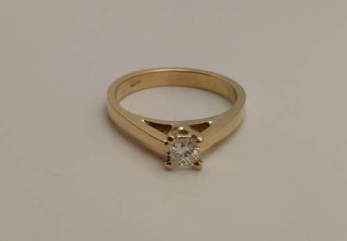 ***SCJ - EXTREME SALE !!! BRAND NEW !!! - 18ct SOLID Gold & Princess Diamond Ladies Engagement ring