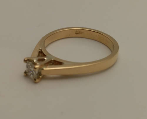 ***SCJ - EXTREME SALE !!! BRAND NEW !!! - 18ct SOLID Gold & Princess Diamond Ladies Engagement ring