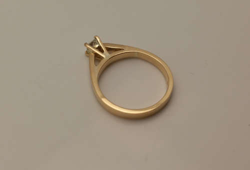 ***SCJ - EXTREME SALE !!! BRAND NEW !!! - 18ct SOLID Gold & Princess Diamond Ladies Engagement ring