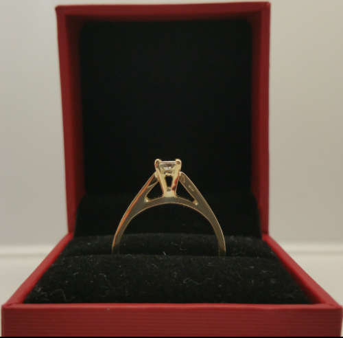 ***SCJ - EXTREME SALE !!! BRAND NEW !!! - 18ct SOLID Gold & Princess Diamond Ladies Engagement ring