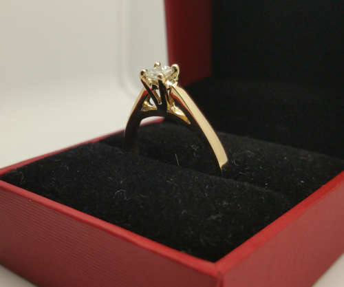 ***SCJ - EXTREME SALE !!! BRAND NEW !!! - 18ct SOLID Gold & Princess Diamond Ladies Engagement ring