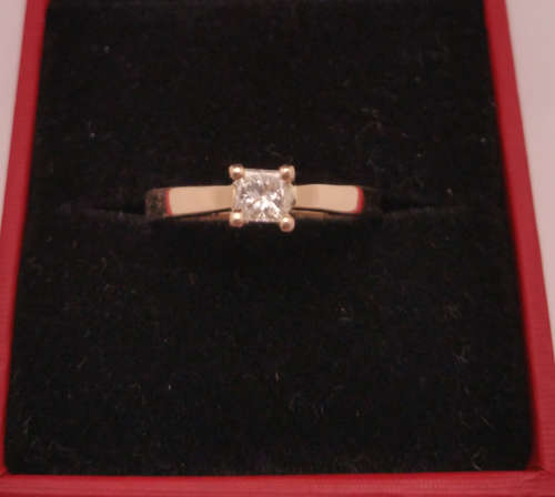 ***SCJ - EXTREME SALE !!! BRAND NEW !!! - 18ct SOLID Gold & Princess Diamond Ladies Engagement ring