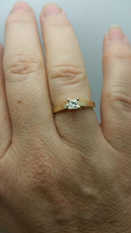 ***SCJ - EXTREME SALE !!! BRAND NEW !!! - 18ct SOLID Gold & Princess Diamond Ladies Engagement ring