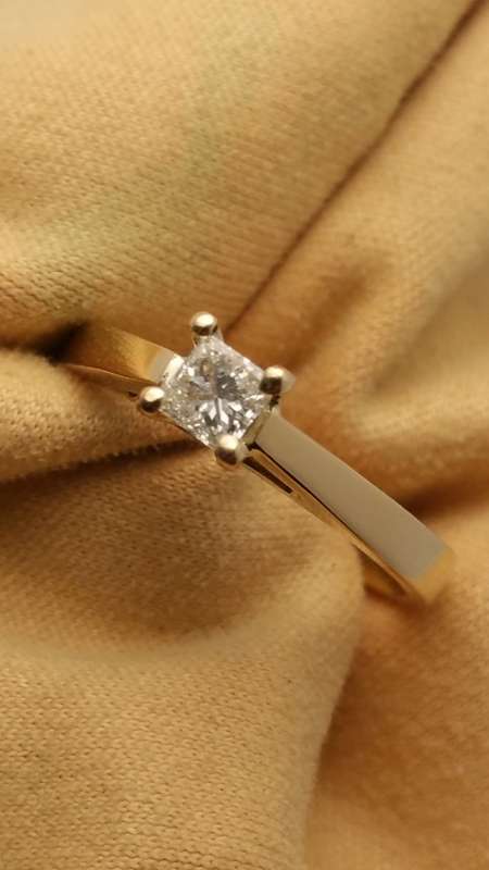 ***SCJ - EXTREME SALE !!! BRAND NEW !!! - 18ct SOLID Gold & Princess Diamond Ladies Engagement ring