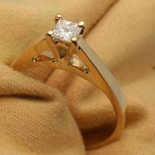 ***SCJ - EXTREME SALE !!! BRAND NEW !!! - 18ct SOLID Gold & Princess Diamond Ladies Engagement ring