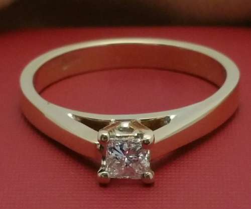 ***SCJ - EXTREME SALE !!! BRAND NEW !!! - 18ct SOLID Gold & Princess Diamond Ladies Engagement ring