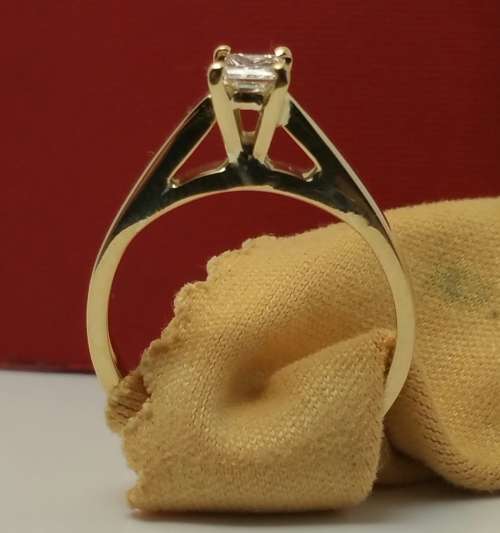 ***SCJ - EXTREME SALE !!! BRAND NEW !!! - 18ct SOLID Gold & Princess Diamond Ladies Engagement ring