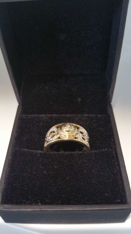 9ct Solid gold diamond ring - Pre-owned