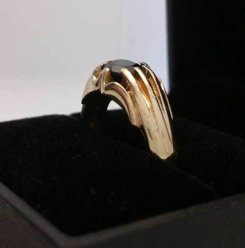 9ct Solid Gold Garnet Ring -1989 Sheffield- Unisex- Pre-owned