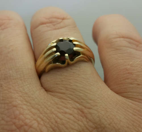 9ct Solid Gold Garnet Ring -1989 Sheffield- Unisex- Pre-owned
