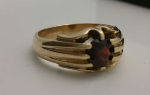 9ct Solid Gold Garnet Ring -1989 Sheffield- Unisex- Pre-owned