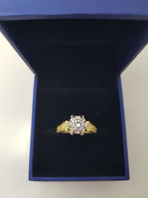 18ct Solid Gold Diamond Engagement ring - PRE-OWNED
