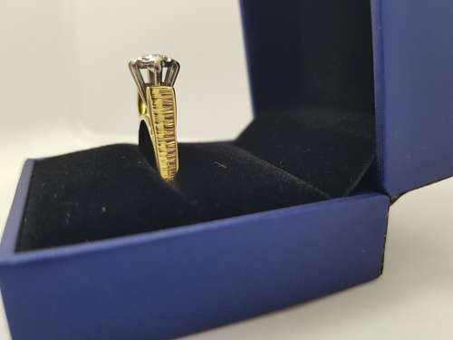 18ct Solid Gold Diamond Engagement ring - PRE-OWNED