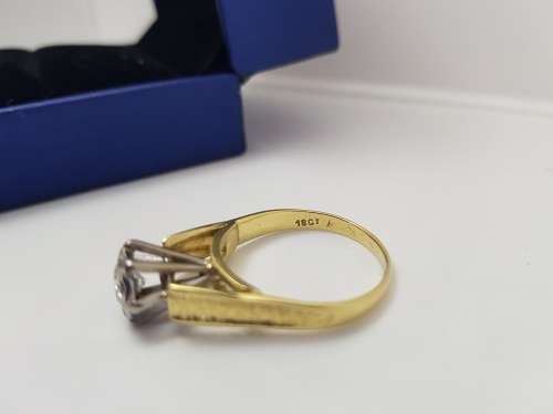 18ct Solid Gold Diamond Engagement ring - PRE-OWNED