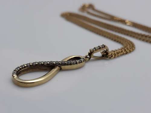 9ct SOLID Gold Ladies chain and CZ Pendant - PRE-OWNED