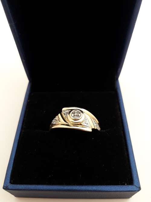 9ct Gold Ladies solitaire Diamond ring - PRE-OWNED