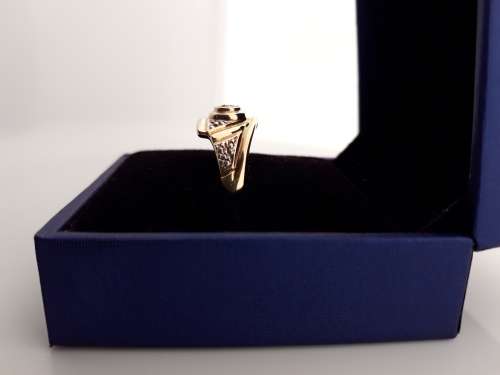 9ct Gold Ladies solitaire Diamond ring - PRE-OWNED