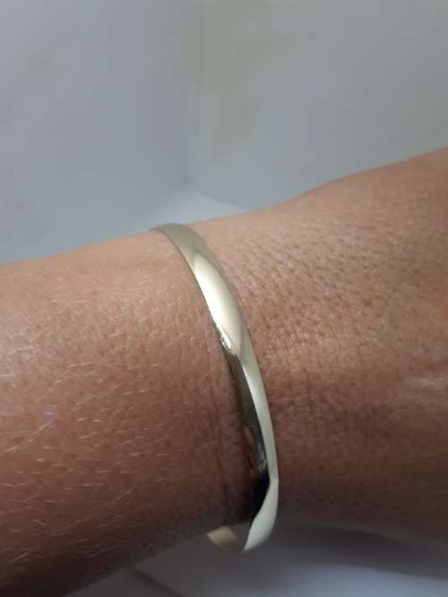 9ct solid Gold Bangle - PRE-OWNED