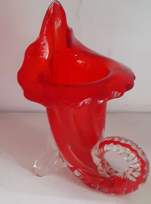 Beautifull 23cm H, Italian Shell Shaped Vase Red shades