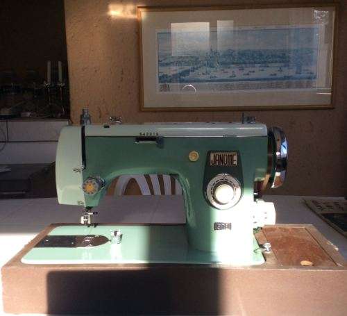VINTAGE JANOME SEWING MACHINE. Model 576