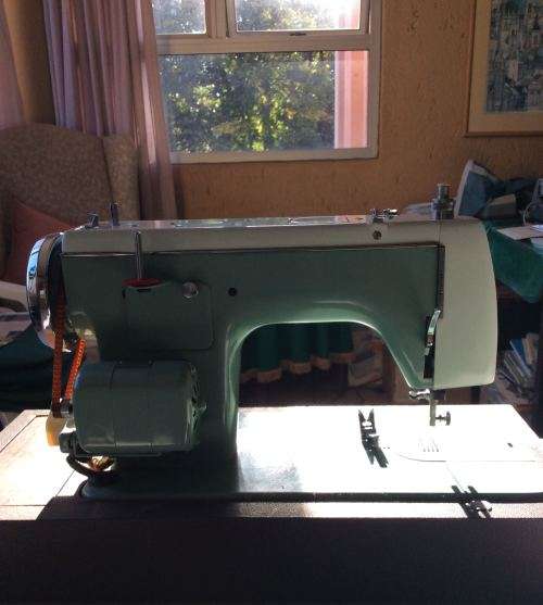VINTAGE JANOME SEWING MACHINE. Model 576
