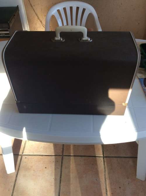 VINTAGE JANOME SEWING MACHINE. Model 576