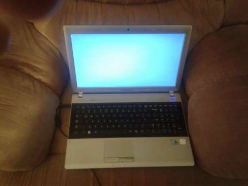 SamsungRV511-15.6 laptop Intel Core i5-480M@2.70GHz 4GB RAM, 618GB 1.7GB Graphics+Speakers Very Loud