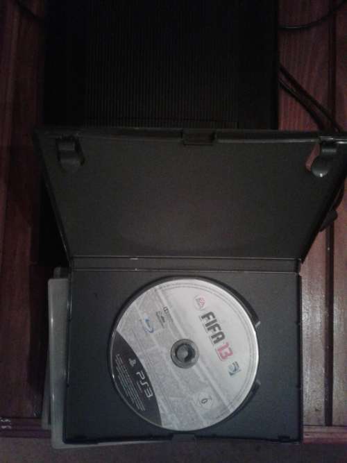 Playstation 3 500gb slim  2 wireless  controllers , 12 games pack and hdmi cable