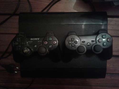 Playstation 3 500gb slim  2 wireless  controllers , 12 games pack and hdmi cable