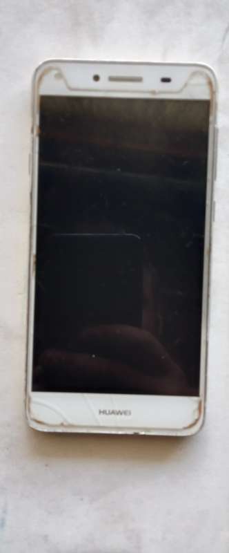 2x Huawei Cell Phones Faulty
