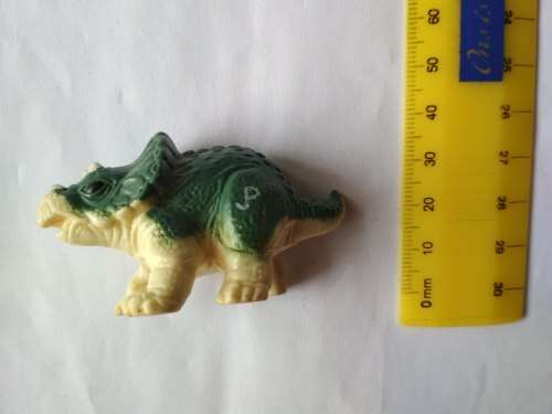 Jurassic Park Ellie Sattler`s Baby Dinosaur + Free Jurassic Park Cards