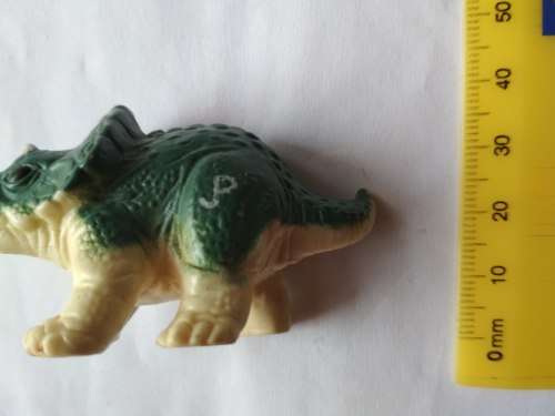 Jurassic Park Ellie Sattler`s Baby Dinosaur + Free Jurassic Park Cards