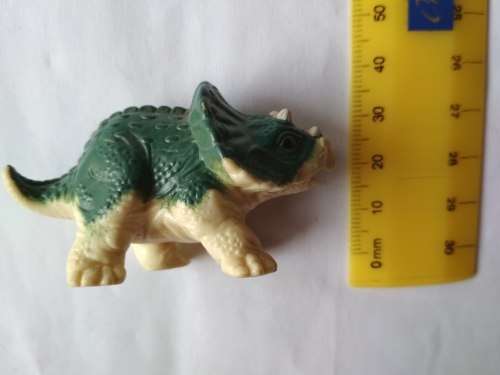 Jurassic Park Ellie Sattler`s Baby Dinosaur + Free Jurassic Park Cards