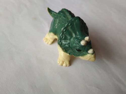 Jurassic Park Ellie Sattler`s Baby Dinosaur + Free Jurassic Park Cards