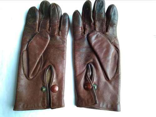 A Pair of Lady Brown Leather Gloves (English make)