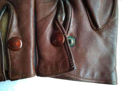 A Pair of Lady Brown Leather Gloves (English make)